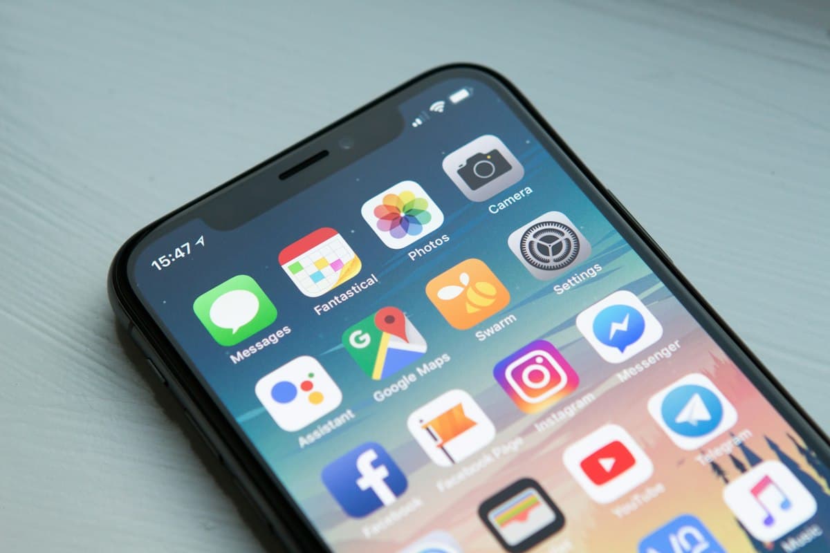 Hände mit Smartphone und klarer, gut lesbarer Bildschirmanzeige