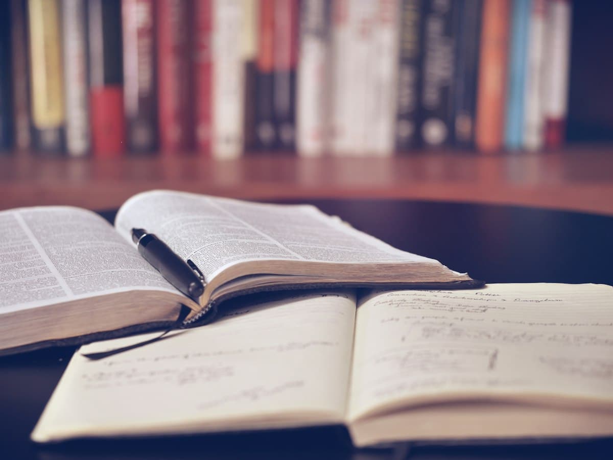 Bücher und typografische Elemente als Sinnbild europäischer Mehrsprachigkeit