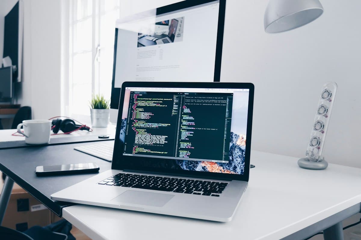 Ruhiger Arbeitsplatz mit Laptop und klarer Code-Struktur
